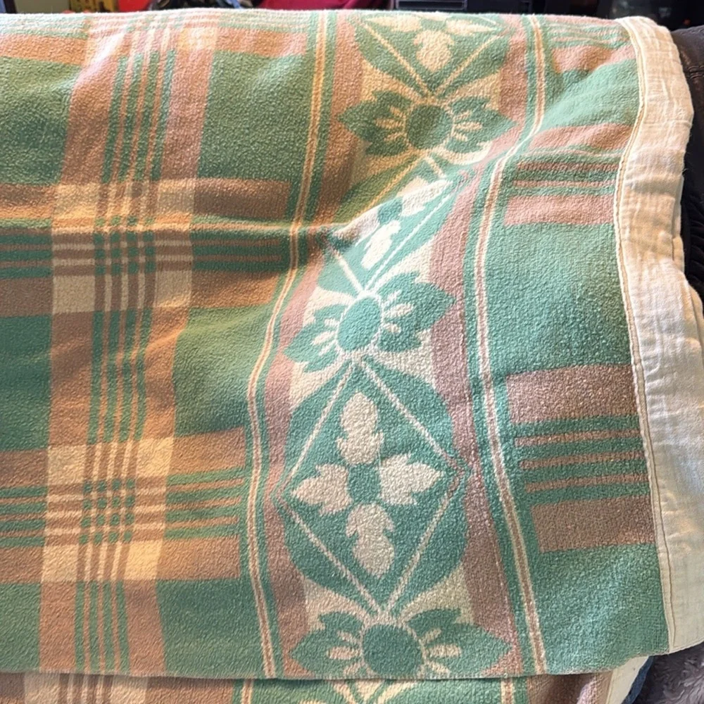 Beacon Vintage Green, Cream & Brown Plaid Camp Blanket Cozy Retro Size 70”x70”